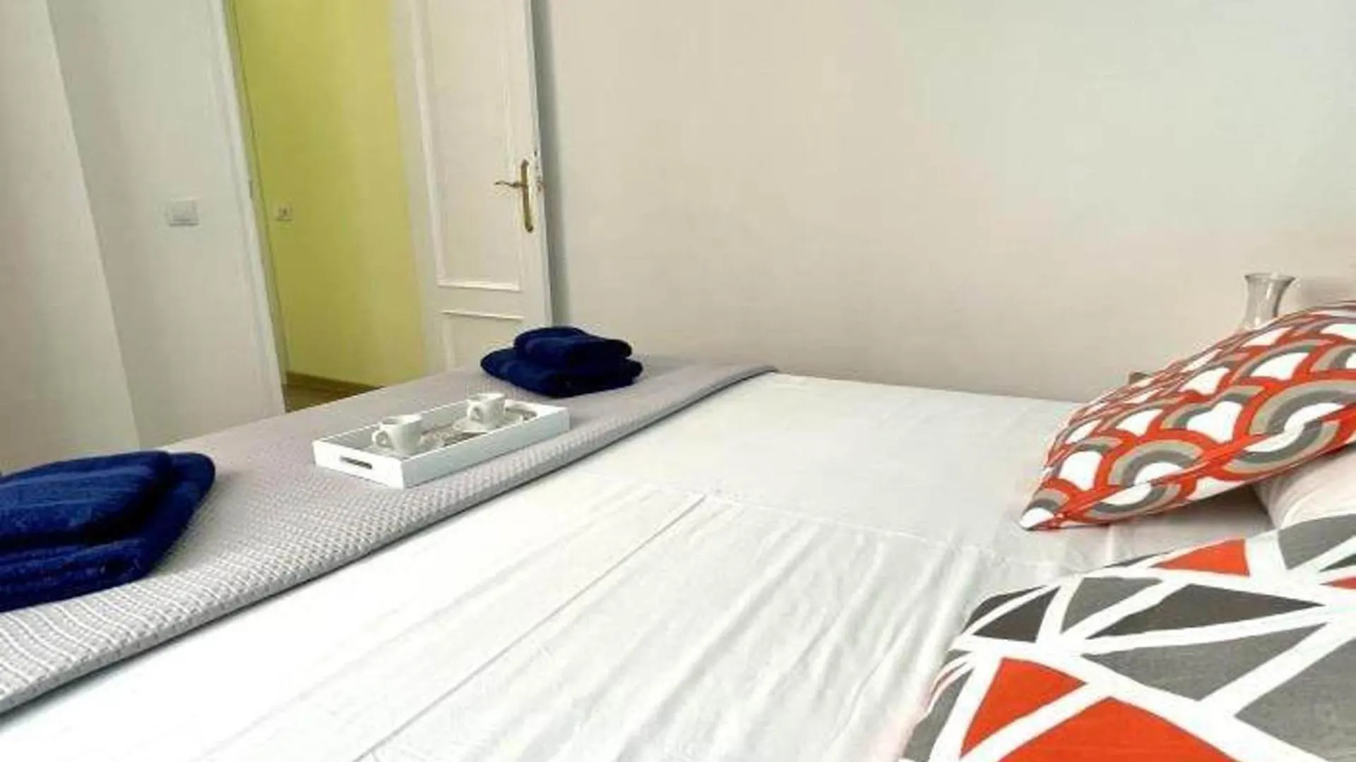 아파트 3Br-Sleeps6-Balcony-A C-5Min To Beach 살루 스페인